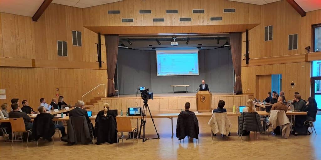 Im Mittelpunkt stand die Anwendung ZenKit Flow der Firma Axonic GmbH aus Karlsruhe, mit der gezeigt wurde, wie sich Verwaltungsprozesse übersichtlich digital abbilden und vereinfachen lassen. Wir als die Türöffner waren ebenfalls dabei und konnten unsere Erfahrungen aus der Zusammenarbeit mit Kommunen in die Diskussion einbringen. Vielen Dank an die Gemeinde Gründau und an Axonic GmbH für die sehr gelungene und informative Veranstaltung.